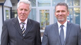 v.l. Horst Lau, Geschäftsführer bei B-Command und Joachim Acker, Geschäftsführer von Baumer IVO, freuen sich über den gelungen Abschluss des gemeinsamen Projekts. (Baumer)