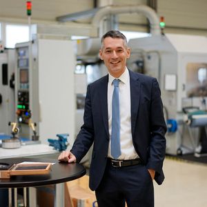 Thomas Witzler, Geschäftsführer der NKE Austria GmbH: „Wir sehen sehr positiv in die Zukunft. 2017 war ein ausgezeichnetes Jahr für NKE. Mit einem Umsatzwachstum von 20 % wuchsen wir um 13 Prozentpunkte stärker als der globale Wälzlagermarkt.“