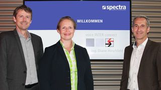 v.l. Jürgen Rauscher, Spectra, Diane Hirschfeld, Voice Inter Connect, und Klaus Rottmayr, Spectra, schließen eine strategische Partnerschaft. (Spectra)