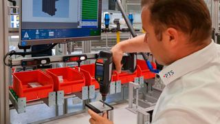 Für die Live-Montage wird ein höhenverstellbarer Arbeitsplatz mit einer Werkerführung, einem Positionserkennungssystem, einem leichtgängigen Handlingsystem sowie intelligenter Schraubtechnik kombiniert. (Bild: PTS Automation)