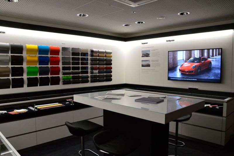 Auch im physischen Geschäft setzt die Niederlassung auf Digitalisierung. Kunden können im Porsche-Zentrum Hamburg zusammen mit Beratern in Lounges in zurückgezogener Atmosphäre Fahrzeuge entsprechend ihren Wünschen detailliert konfigurieren. (Bild: Achter/»kfz-betrieb«)