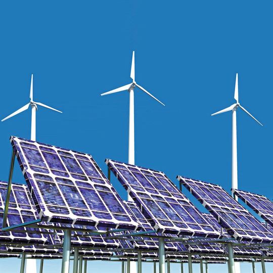 Eine Herausforderung: Die verstärkte Nutzung von Solar-​ und Windenergie. (Bild:  Clipdealer)
