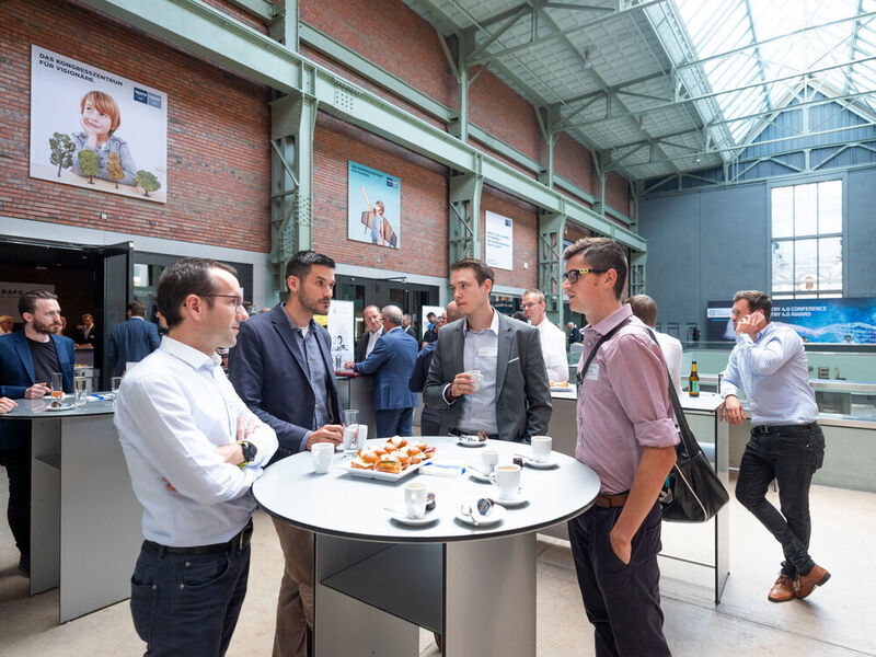Die Swiss Industry 4.0 Conference bot zahlreiche Möglichkeiten zum Networking und an den Roundtables während der Pause konnte man das Gespräch mit den Experten suchen. (Eduard Meltzer Photography)