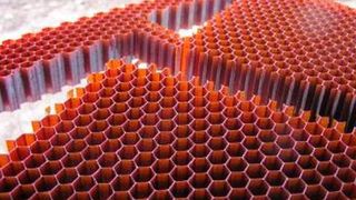 Honeycomb-Halbzeuge in vielerlei Ausprägung und Stärke sind im modernen Leichtbau als Kernmaterial gern genommene Komponenten. Um diese durchaus nicht leicht zu bearbeitenden Werkstoffe präzise und wirtschaftlich auf Sollkontur zu bringen, hat die Geiss AG aus Seßlach CNC-Anlagen entwickelt, die diverse Honeycombs mithilfe ultraschallangeregter Klingen und Fräswerkzeugen schneiden können – auch in 3D. (Geiss ttt)