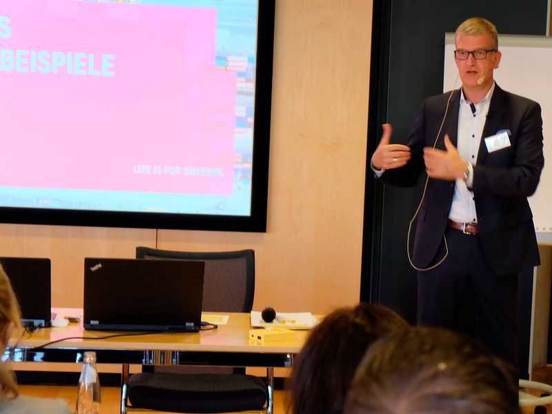 Über Track & Trace in der Praxis mit dem Anwendungsschwerpunkt Logistik sprach Enno Borchers, Telekom Deutschland. (Bild: Schreier)