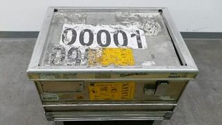 Die erste ausgelieferte Zarges-Box vor der Reparatur nach über 35 Jahren im Einsatz. (Bild: Zarges)