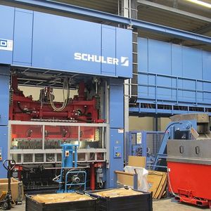 Die neue Feinrichtmaschine von SKA steht vor einer 400-t-Servopresse, die ebenfalls Schuler geliefert hat.