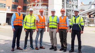 Bei der Einweihung des Extraktionsturms im Nordzucker-Werk Uelzen v. l.: Landrat Dr. Heiko Blume; Alexander Godow, COO Nordzucker; Jürgen Markwardt, Bürgermeister der Hansestadt Uelzen; Lothar Steinmann, Projektleiter Nordzucker; Dr. Andreas Stefansky, Stadtbaurat der Hansestadt Uelzen; Runi Egholm, Head of Sugar Factory Uelzen (Bild: Nordzucker)