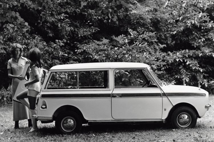 Ab 1969 gab es den Mini Clubman mit längerem Motorraum und „eckiger“ Front, der die teureren Rileys und Wolseleys ablöste. Der Clubman Estate (Kombi mit hinteren Seitenfenstern und eckiger Front) wurde bis 1981 gebaut. (BMW AG)