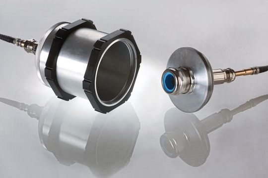 Mit Koket hat Pflitsch ein nach IEC 62153-4-10 anerkanntes, aber preiswertes Messverfahren entwickelt, das die Schirmdämpfung und die Transferimpedanz von radialen Bauteilen wie Kabelverschraubungen bis zur Größe M85 von DC bis über 1,5 GHz misst. Kernstück ist die Messkammer. (Bild:  Pflitsch)