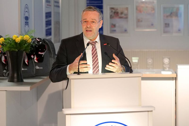 Dr. Jörg Dittrich, Präsident der Handwerkskammer Dresden, gratulierte den Teilnehmern zu ihren Leistungen und betonte, wie wichtig es ist, sich ständig weiterzubilden, um die Zukunft meistern zu können. (Bild: Schmidt/autoFACHMANN)