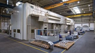 Dieses Großbearbeitungszentrum hat zwei 40-t-Fahrständer, bei denen die Spindeln horizontal übereinander angeordnet sind zum HPC-Fräsen großer Integralbauteile.  (Bild: Premium Aerotec)