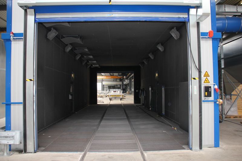 Im Freistrahlraum werden große und sperrige Bauteile gestrahlt. Zur Anwendung kommt das manuelle Druckluftstrahlen. (Bild: Kraus)