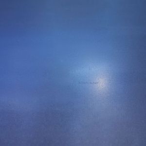 Im Presswerk verarbeitet das Münchner BMW-Stammwerk täglich mehr als 30.000 Blech-Platinen zu Karosserieteilen. Seit 2019 wird jede Platine zu Beginn mit einer Lasercodierung versehen. Diese ermöglicht eine eindeutige Identifizierung des Bauteils. (Bild:  BMW)