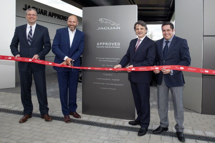 Zur feierlichen Eröffnung schritten (v. li.) Peter Modelhart, Michael Brückner, Ralf Speth und Olaf Verfürth, Manager Approved & Used Cars Jaguar Land Rover Deutschland. (Foto: Jaguar Land Rover)