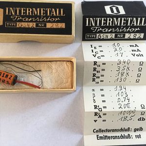 Bild 3: Der Transistor GSN 2, Nr. 282 von Intermetall, der Firma von Herbert Mataré. Der Kollektoranschluss ist gelb, der Emitteranschluss rot. Privatsammlung Oskar Walter.(Bild:  © Kristin Rinortner)