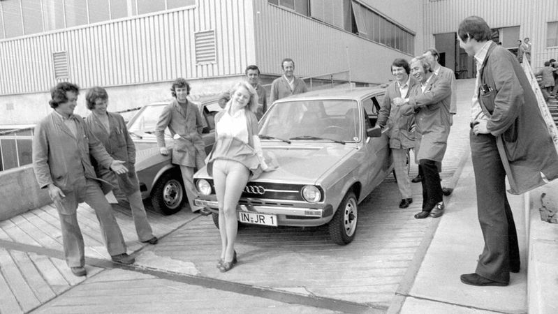 Da hob es sogar die Röcke der Frauen hoch: Für viel frischen Wind sorgte Audi mit dem Modell 50 vor genau 50 Jahren.(Bild:  picture alliance / SZ Photo)