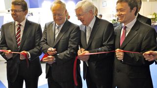 De gauche à droite: Andreas Rickenbacher, Conseiller d’Etat du Canton de Berne en charge de l’économie; Johann Schneider-Ammann, Conseiller fédéral en charge du DFE; Francis Koller, Président de SIAMS SA et Michel Probst, Ministre de l’économie de la République et Canton du Jura, inaugurent SIAMS le salon des moyens de production microtechniques. (Image: SIAMS SA)