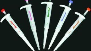 Die Mikropipetten sind farbkodiert.  (Bild: Semadeni)
