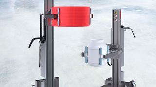 Das Greifwerkzeug QC3 ermöglicht die sichere Handhabung von Packmitteln bis 60 kg. Es ist mit den mobilen Industrie-Hebeliften Impact 130-3 (links) oder Inox 90-3 (rechts) kombinierbar. (Bild: Hovmand )