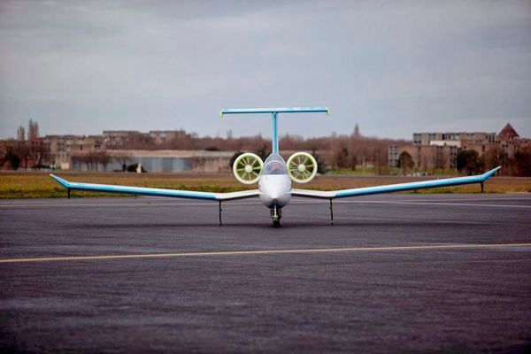Im französischen Bordeaux absolvierte der elektrisch angetriebene E-Fan 2.0 seinen ersten öffentlichen Flug. Für Airbus ist das Trainingsflugzeug der Anfang der Elektroflugzeug-Entwicklung. (Airbus)
