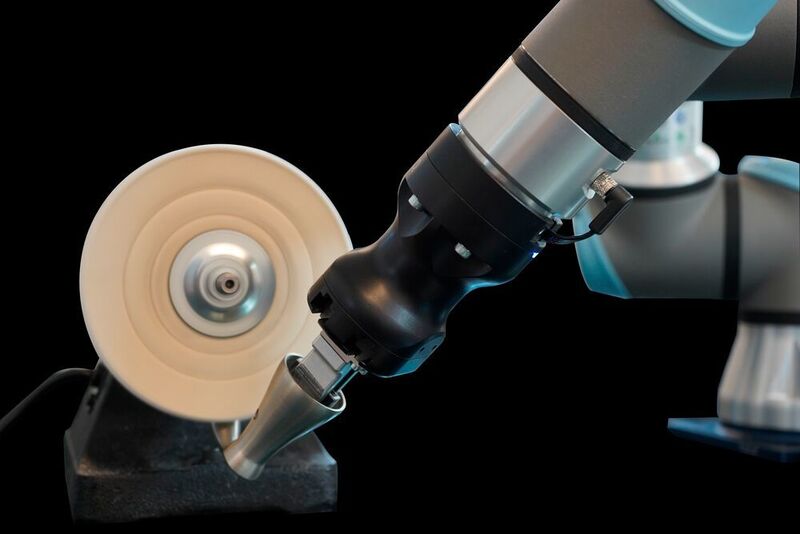 Das Robotiq-Schleifkit ist nun mit über 20 pneumatischen und elektrischen Orbitalwerkzeugen weltweit führender Marken kompatibel. Der integrierte Bahngenerator des Kits gewährleistet bei jedem Zyklus eine gleichmäßige Kraftanwendung, erhöht Qualität und Produktivität und reduziert gleichzeitig die Programmierdauer auf wenige Minuten. (Universal Robots)