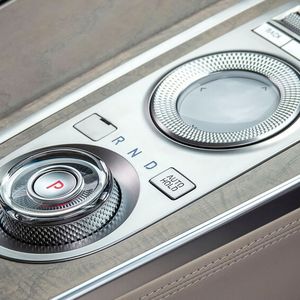 Die Gangwahl erfolgt per Drehregler. Etwas ungünstig: Der Knopf für die Bedienung von Navi, Infotainment und Fahrzeugfunktionen liegt davor uns ist ähnlich groß. Verwechslungsgefahr!(Bild:  Genesis)