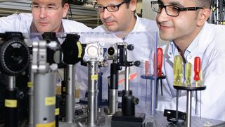 Die PSI-Forscher Christoph Hauri, Carlo Vicario und Mostafa Shalaby (von links) im Laserlabor am Paul Scherrer Institut. Der am PSI entwickelte Terahertzlaser ist die zurzeit intensitätsstärkste Terahertzquelle der Welt. (Bild: Paul Scherrer Institut)