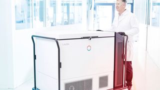Die erste mobile, batteriebetriebene Ultratiefkühltruhe ermöglicht Logistik für wertvolle Pharmaka, organische Proben oder unwiederbringliche Substanzen bei bis zu -86 °C. (Bild: Chris Rausch, Lauda)