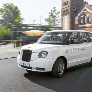 Seit Juli 2020 offiziell im Portfolio der Markötter-Gruppe aus Bielefeld: die Produkte von LEVC, zunächst speziell das TX Shuttle.(Bild:  LEVC)