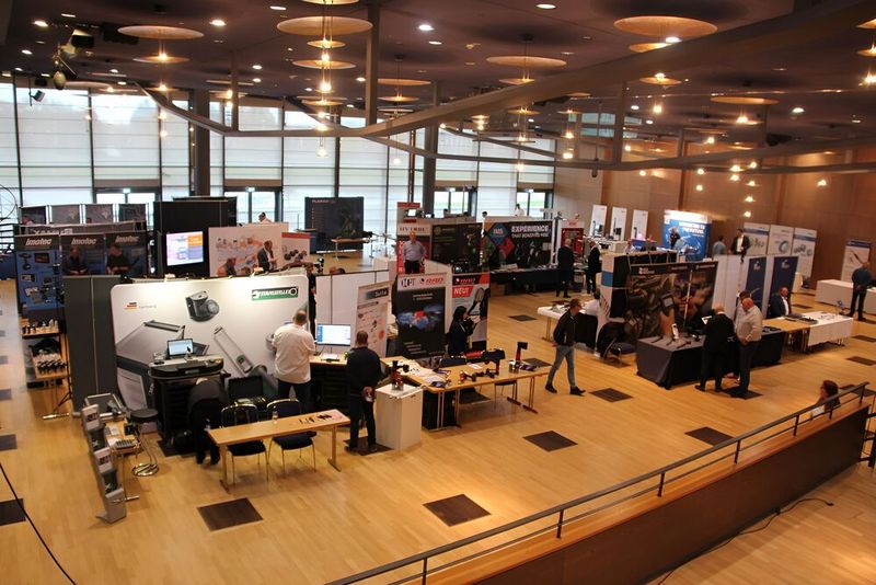 In einer lockeren Atmosphäre informierten 48 Aussteller über spezielle Schrauben und ihre Sicherung, ihr Liefermanagement, die Auslegung von Schraubverbindungen sowie ihre manuelle oder automatisierte Montage mit unterschiedlich angetriebenen Werkzeugen. (Bild: VCG/Juliana Pfeiffer)