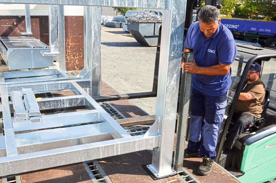 Die mit Vario-Save-Lasi ausgestattete Ladefläche besitzt ein quer und längs in den Boden eingelassenes Schienenraster. Durch einfaches Stecken kann nahezu jede Ladung an allen Plätzen der Ladefläche gesichert werden. Die mit Vario-Save-Lasi ausgestattete Ladefläche besitzt ein quer und längs in den Boden eingelassenes Schienenraster. Durch einfaches Stecken kann nahezu jede Ladung an allen Plätzen der Ladefläche gesichert werden.