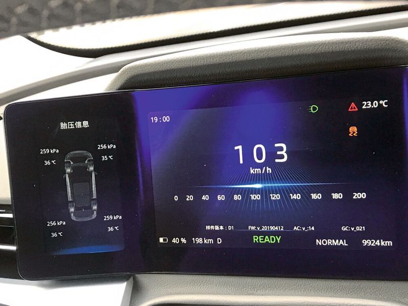 Sehr modern präsentiert sich das elektrische SUV hinter dem Lenkrad. (Aiways)