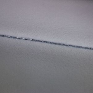 Bild „Unbearbeitet 1“: Blick auf die Schnittkante bei 50-facher Vergrößerung. Auf der unbearbeiteten Oberfläche hat sich gleich nach dem Aushärten ein Riss gebildet. Bild: Lissmac