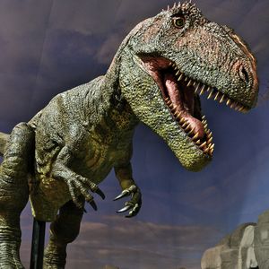 Saarland: Die weltweit größte Dinosaurier-Show lockt mit bis zu 20 m langen und sechs m hohen beweglichen Echsen.