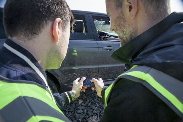 Per Smartphone kann ein Range Rover im Schrittempo von außen gesteuert fahren. (Jaguar Land Rover)