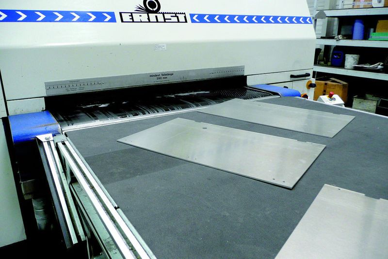 Die Blechteile werden von Hand auf das Einlaufband gelegt und in die Maschine transportiert. Für kleine und leichte Teile stehen optional eine Magnetbahn oder eine Vakuumsauganlage zur Verfügung, um die Teile festzuhalten. (Archiv: Vogel Business Media)