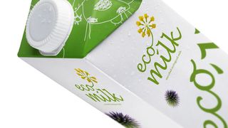 Durch die abgeschrägte Oberseite ist beim „Tetra Brik Aseptic 1000 Edge“ weniger Kraft zum Hochheben und Ausgießen notwendig. (Foto: djd/Tetra Pak)