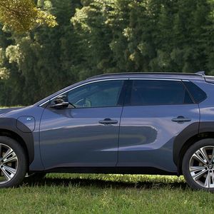 Im Unterboden des Solterra ist eine Traktionsbatterie mit einer Kapazität von 71,4 kWh installiert. Die Reichweiten nach japanischem WLTC-Zyklus sollen laut interner Subar-Messung bei der Frontantriebsversion 530 und bei der Allradvariante 460 Kilometer betragen. (Bild:  Subaru)