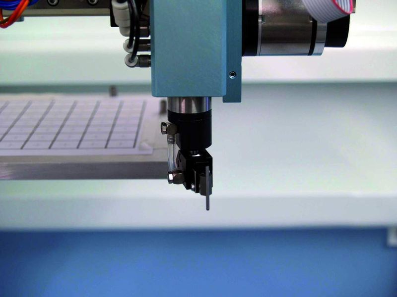 Selbst kleinste Teile, wie diesen Stift für die Verarbeitung in Dentalwerkzeugen, können die Greifwerkzeuge aufgrund der Bildverarbeitung schnell und zuverlässig aufgreifen und weitergeben.Bilder: Cognex (Archiv: Vogel Business Media)