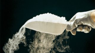 Hart, eiskalt und mit richtig Druck – Reinigen mit Trockeneis. (Archiv: Vogel Business Media)