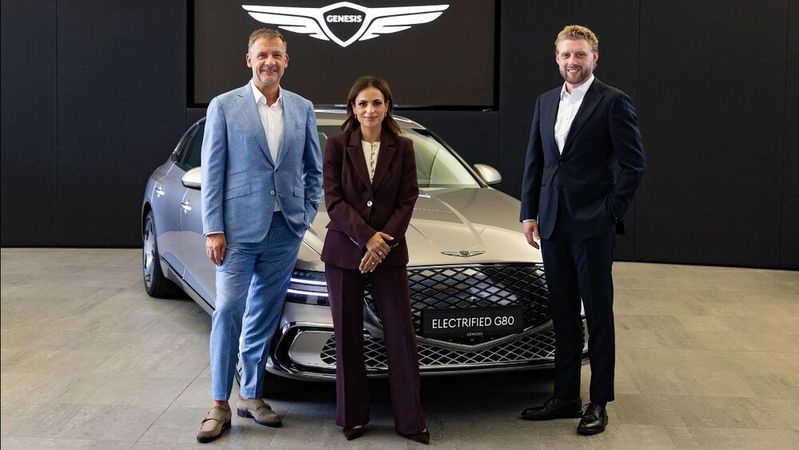 V.l.: Cyril von Recum (Geschäftsführer Euler Group), Sabrina Demir (Head of Sales, Genesis Motor Deutschland), Florenz Fiebig (Geschäftsführer, Flagship-Store).  (Bild:  Genesis)