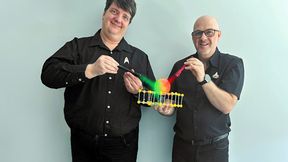 Alexander Genest (l.) und Prof. Günther Rupprechter (r.) von der TU Wien demonstrieren die Funktionsweise ihres neuen Katalysators. (Bild: TU Wien)