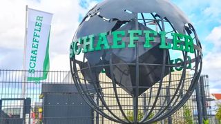 Beim Automobilzulieferer Schaeffler könnte die Lage besser sein, denn es mangelt an Aufträgen. Indem in Schweinfurt viele Mitarbeiter ab November die Kurzarbeit antreten, will das Unternehmen erste Konsequenzen ziehen. (Bild: Schaeffler)