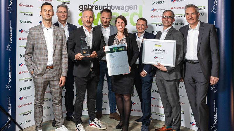 Platz 1 für Autohaus Daub in Horb am Neckar: Geschäftsführer Andreas Daub mit Sponsoren und Jury. (Bild: Stefan Bausewein)