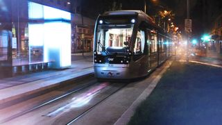 Mit dem weltweit ersten Unterbodenlademodul AEC 100 N sollen sich elektrische Citytrams an Haltestellen sicher und effektiv laden lassen. Diese Neuentwicklung stellt Vahle auf der Innotrans in Berlin aus. (Bild: Vahle)