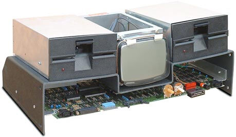 Der Monitor befindet sich zwischen zwei Disketten-Laufwerken. Bild: oldcomputers.net (Archiv: Vogel Business Media)