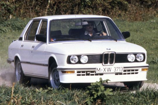 Noch kein M5, aber eine radikale Ableitung des 5er E12: der M535i. (BMW)