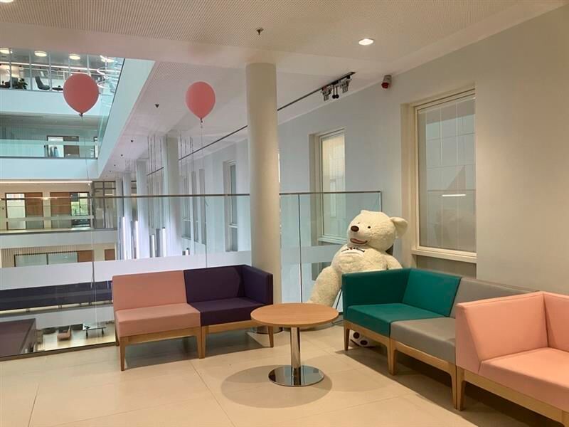 ... Plüschtiere und Luftballons schaffen eine kinderfreundliche Umgebung.  (Bild: © Serina Sonsalla)