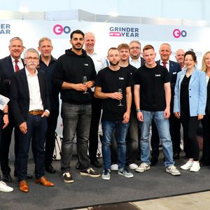 Die Unterstützer, Jury und Finalisten des «Grinder Of The Year» 2026 nach der Preisverleihung (v. l. n. r.): Thomas Riehle (Walter), Tobias Witton (Moderator), Jochen Reiff (Walter), Harri Rein (Vomat), Matthias Leipoldt (Vomat), Arman Hamidi (Viertplatzierter), Martin Storr (Oelheld), Fabio Schoppet (Erstplatzierter), Max Bergner (Zweitplatzierter), Stephan Meinel (Ihle), Laurin Mink (Drittplatzierter), Markus Piber (United Machining Solutions), Wolfgang Rauhut (Walter), Vibeke Hoffmann (VDW), Barbara Hannappel (KSKOMM), Dr. Christoph Müller-Mederer (Walter), Lütfi Bozkurt (Diamond Tooling Systems), Evrin Löhn (GDS) und Thomas Löhn (GDS).(Bild:  KSKOMM GmbH & Co. KG)